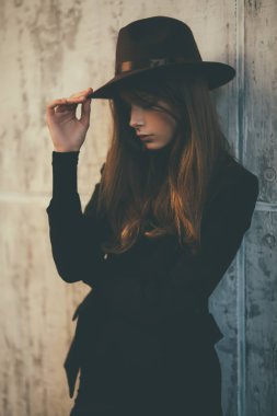 şapkalı çekici kız