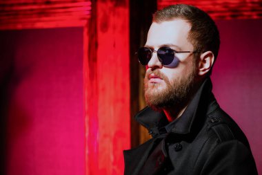 Sakallı ve bıyıklı adam.