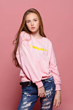 pembe tişört ve kot pantolon