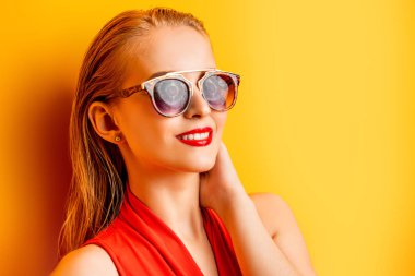 Boş zaman için modaya uygun gözlük