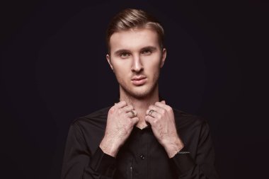 siyah tişörtlü adam