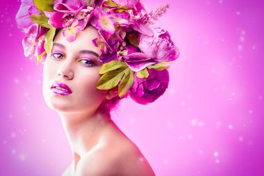 çiçeklerle çevrili