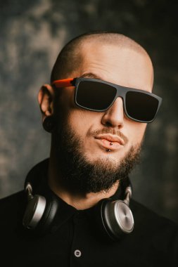 Acımasız sakallı adam