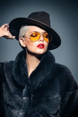 muhteşem sarışın Bayan