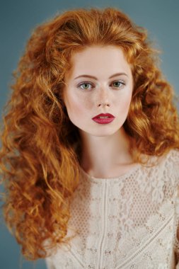 Seksi dalgalı saçlar.