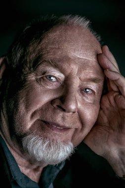 gülümseyen yaşlı adam