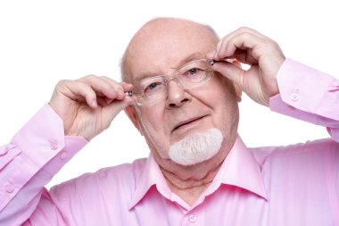 yaşlı adam gözlüklü