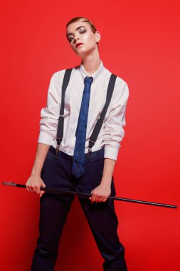 Erkek gibi giyinmiş bir kız.