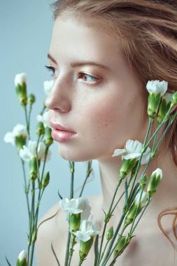 karanfil çiçekli bayan