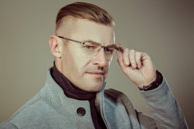 Zarif, yakışıklı bir lider.