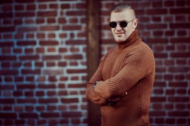 Yakışıklı olgun adam.