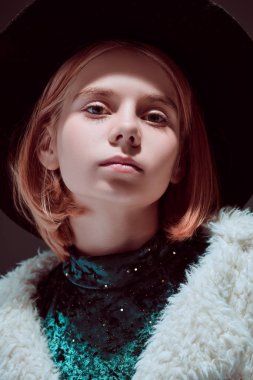 Güzel kızıl saçlı bebek.