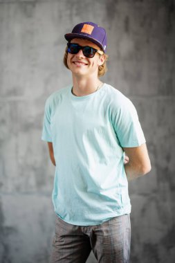 Beyzbol şapkalı adam.