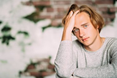 Sıkıcı ve üzgün