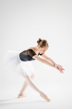 Stüdyoda poz veren dansçı