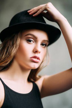 şapkalı güzel kız