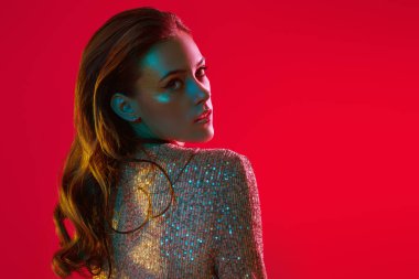 farklı renklerde ışıklandırma