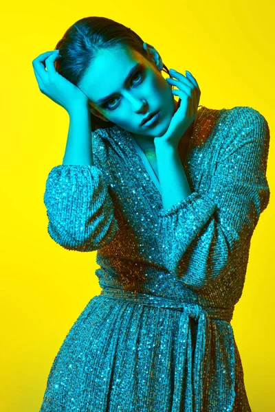 parlak yeşil kadın görüntüsü