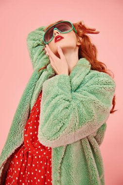 Çekici kızıl saçlı model.