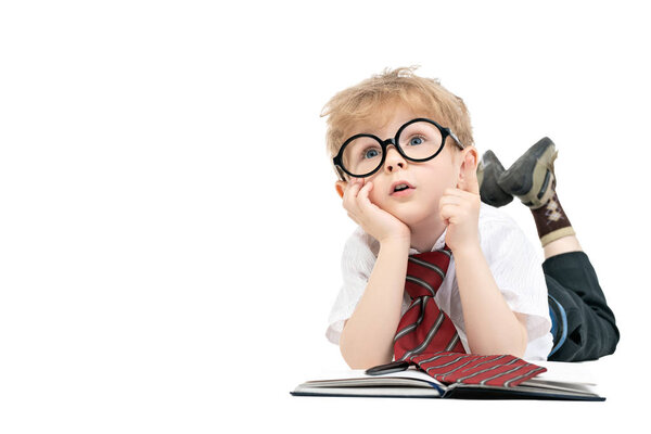 юный мечтающий школьник
 