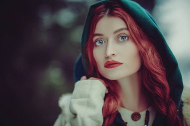 çekici Kızıl saçlı kadın
