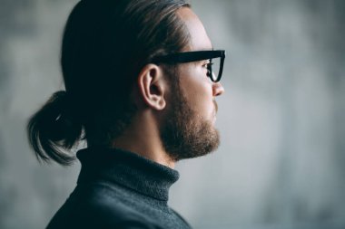 Zeki ve zeki bir adam.