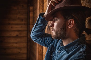 Şapkalı yakışıklı adam.