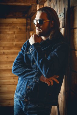 yakışıklı erkek güneş gözlüğü