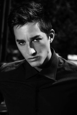 Koyu mavi gömlekli adam.