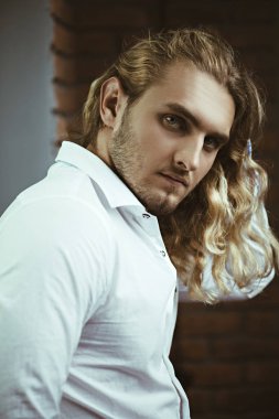 kıvırcık sarışın adam