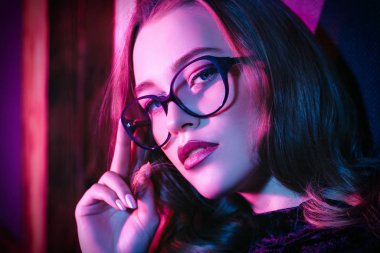 şık, güzel bayan.