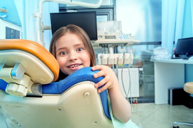 mutlu kız gülümseyerek