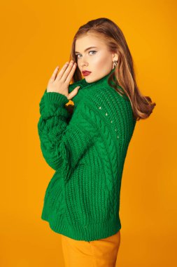 Parlak elbiseli kız.