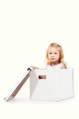 Çocuk bir kutu içinde