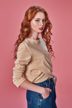 Kendine güvenen modern bayan