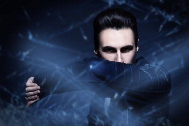 Erkek kameraya bakıyor.