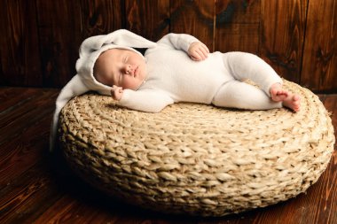 uyuyan yeni doğan bebek