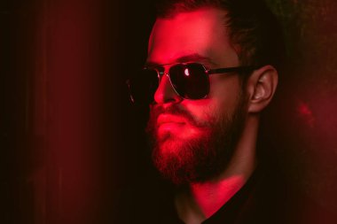 kırmızı ışıkta koyu bir portre