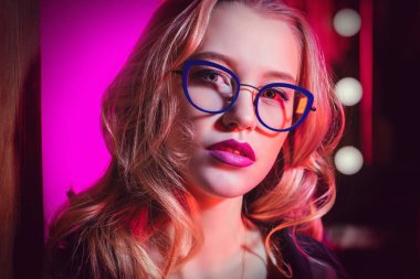 Kendine güvenen sarışın kadın