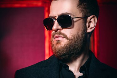 Erkekler için şık optikler