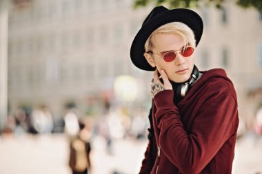 Sarışın stil adamı