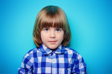 Şirin küçük çocuk.