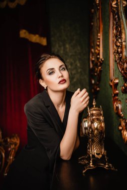 Siyah elbiseli kadın.