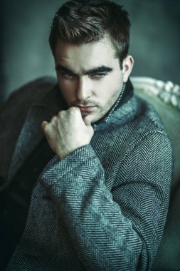 yakışıklı erkek modeli