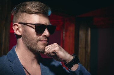 acımasız yakışıklı adam