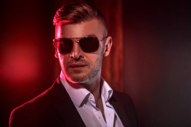 yakışıklı erkek güneş gözlüğü