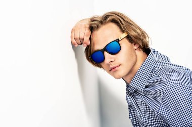 Erkekler için moda güneş gözlükleri