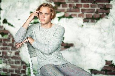 şık sarışın adam.