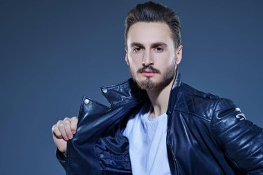 Ceketli, erkeksi adam.