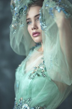 nakışlı kapron elbisesi